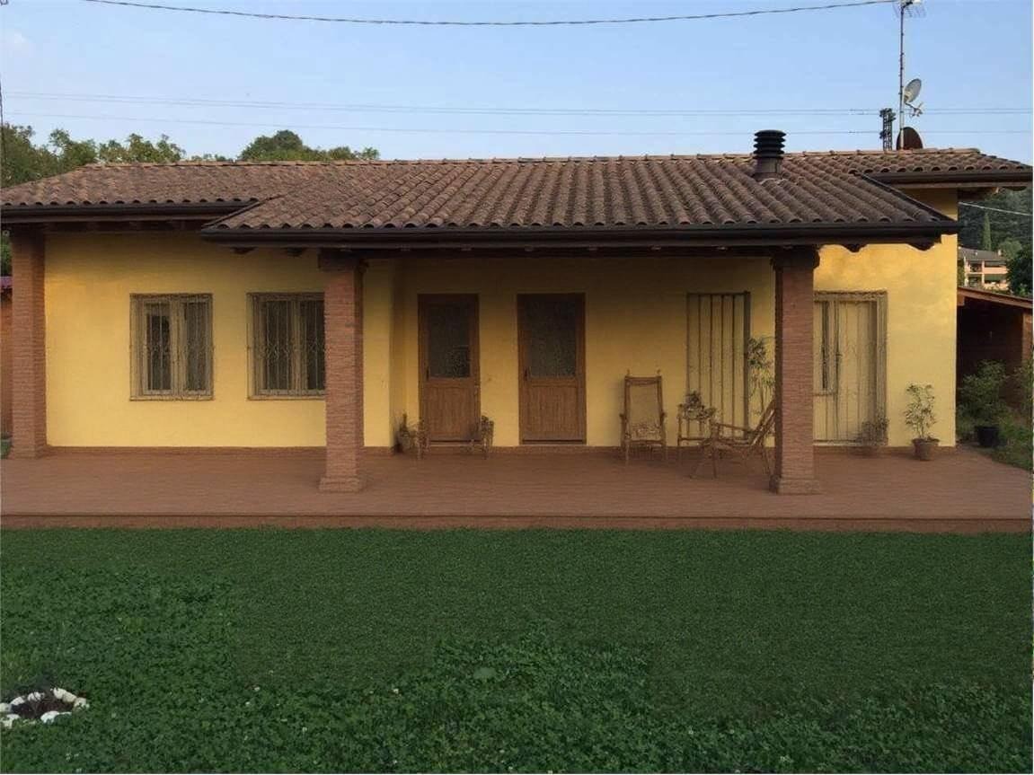 Como Galbiate Sala Al Barro satılık villa – Facciata