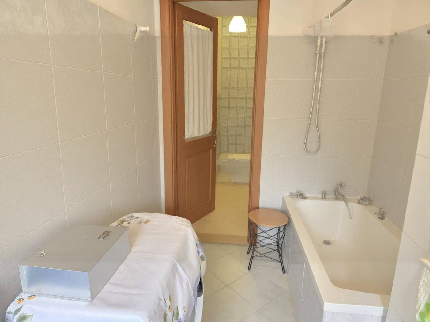 Roma’da Cinecittà satılık daire – Bagno