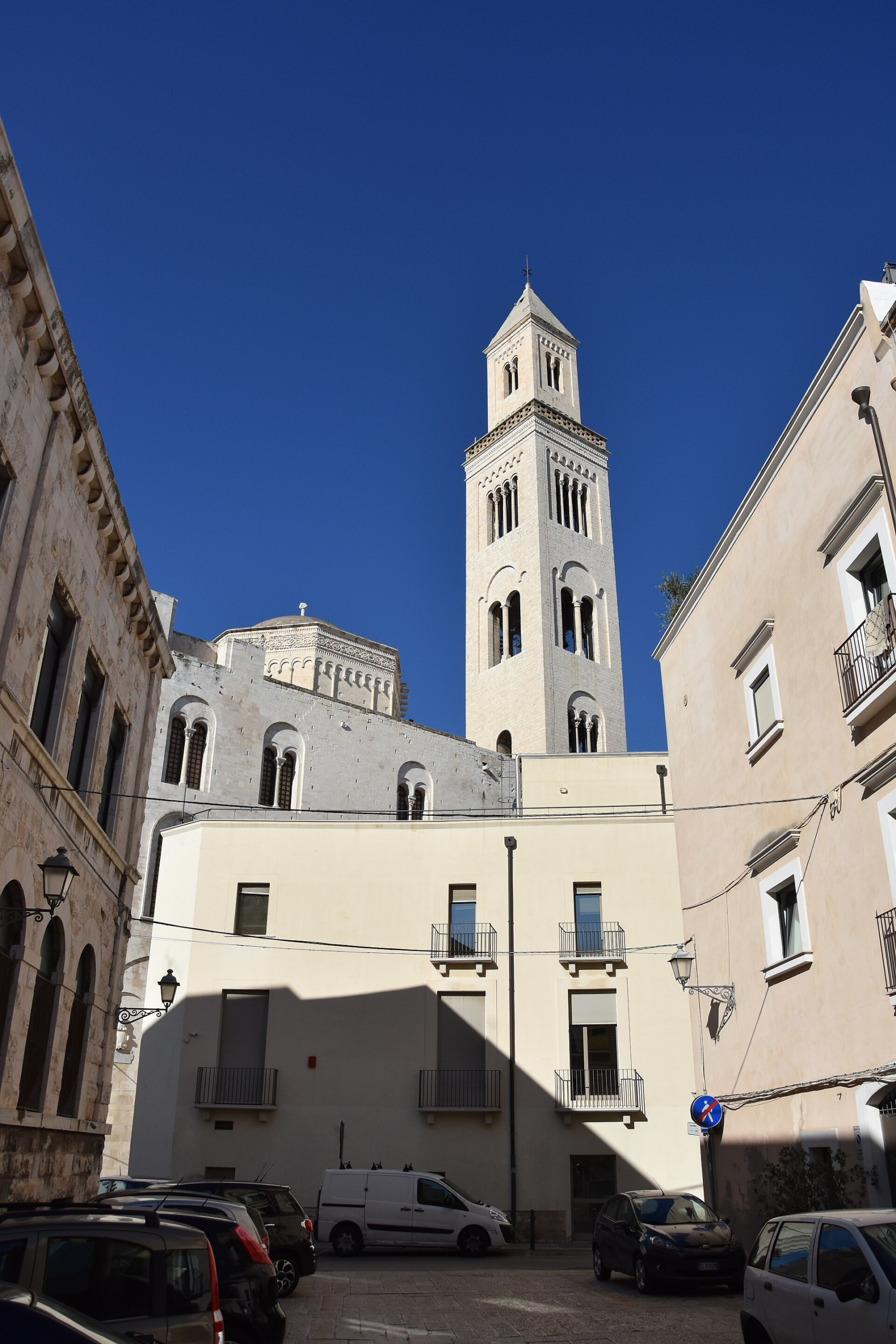 Bari Teatro Petruzzelli veya merkez meydan