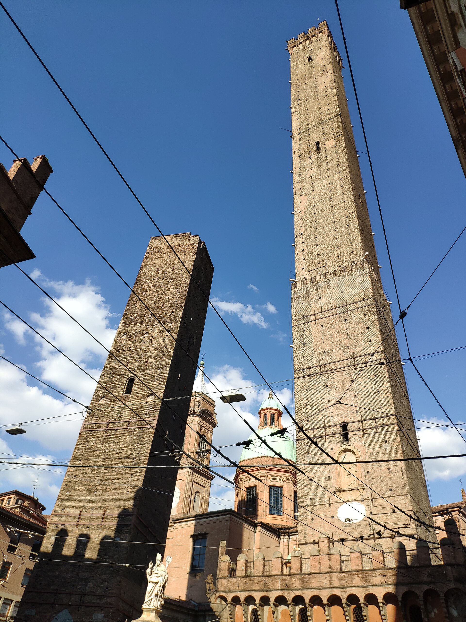 Bologna Due Torri kuleleri