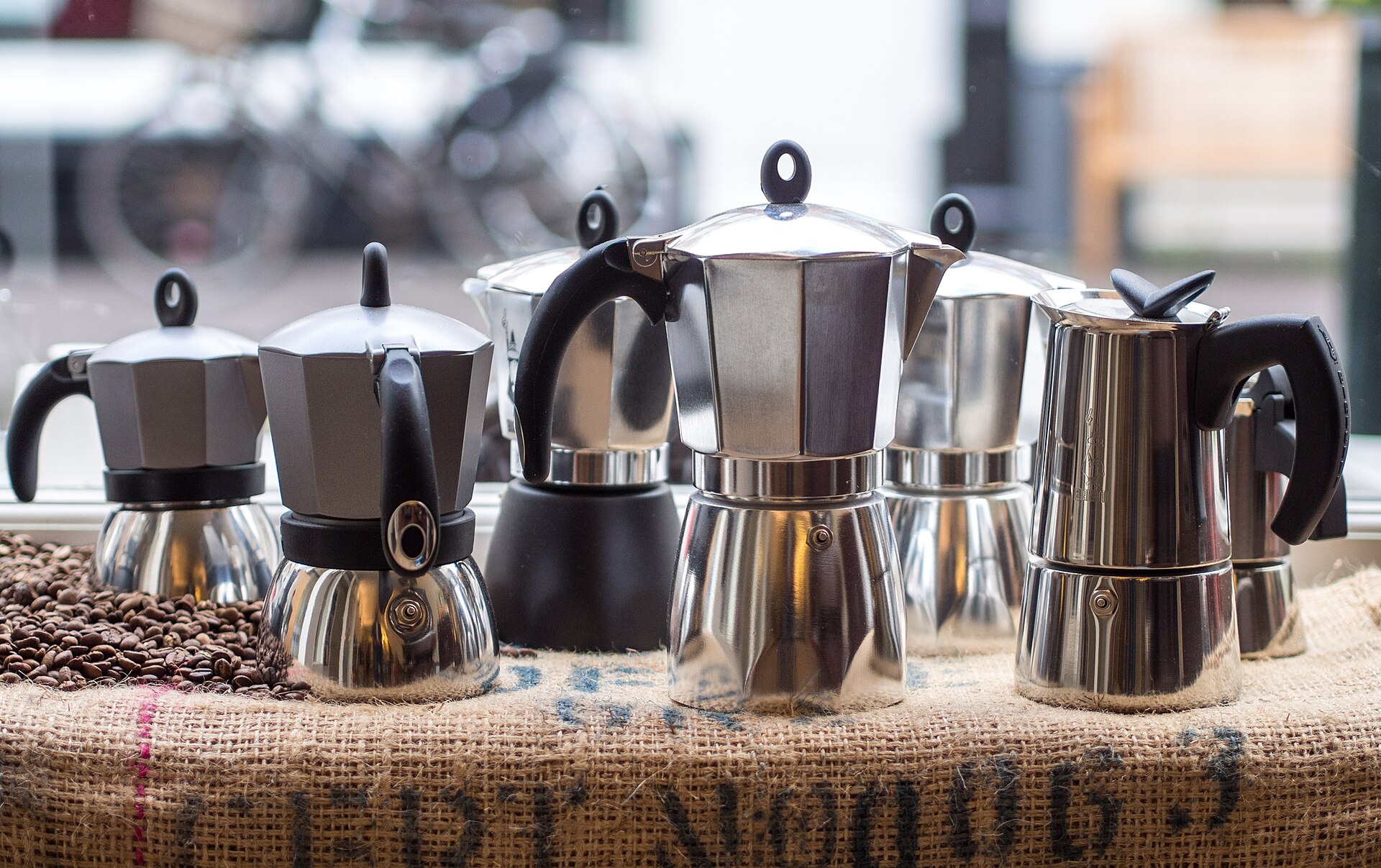 İtalyan barda espresso servisi