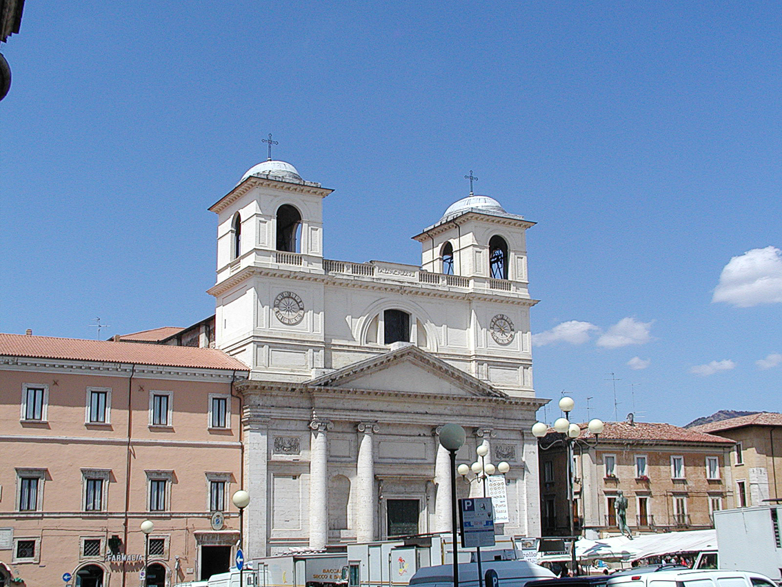 L'Aquila piazza veya katedral çevresi