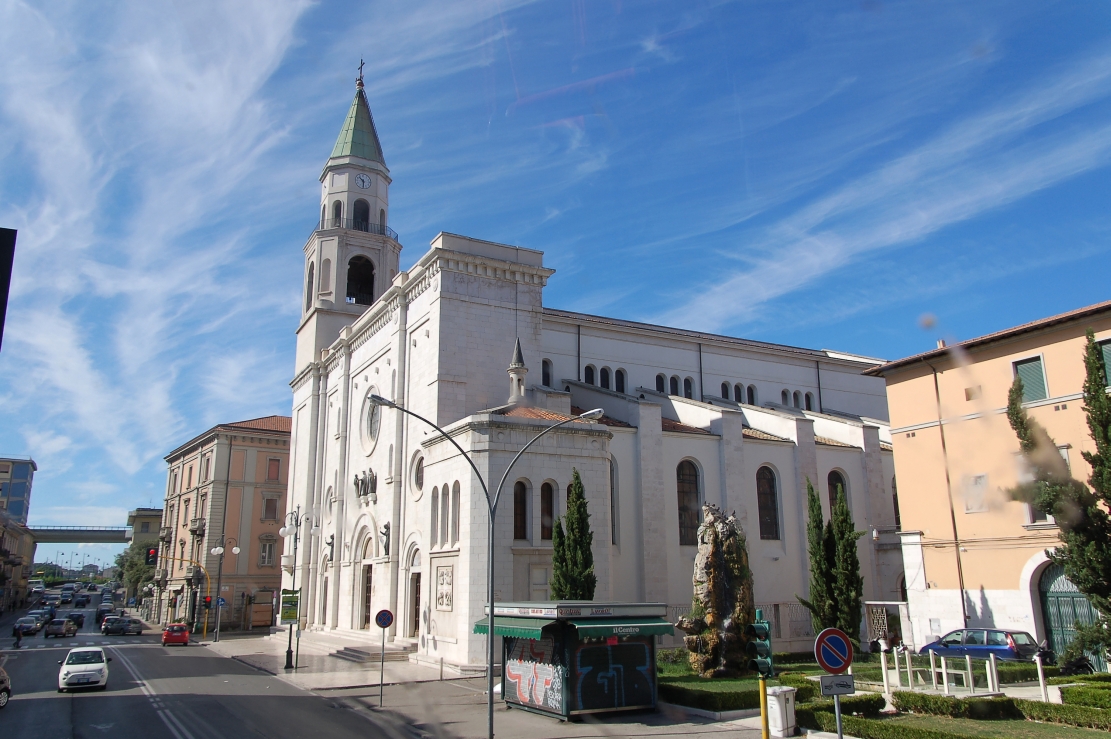 Pescara piazza veya katedral çevresi