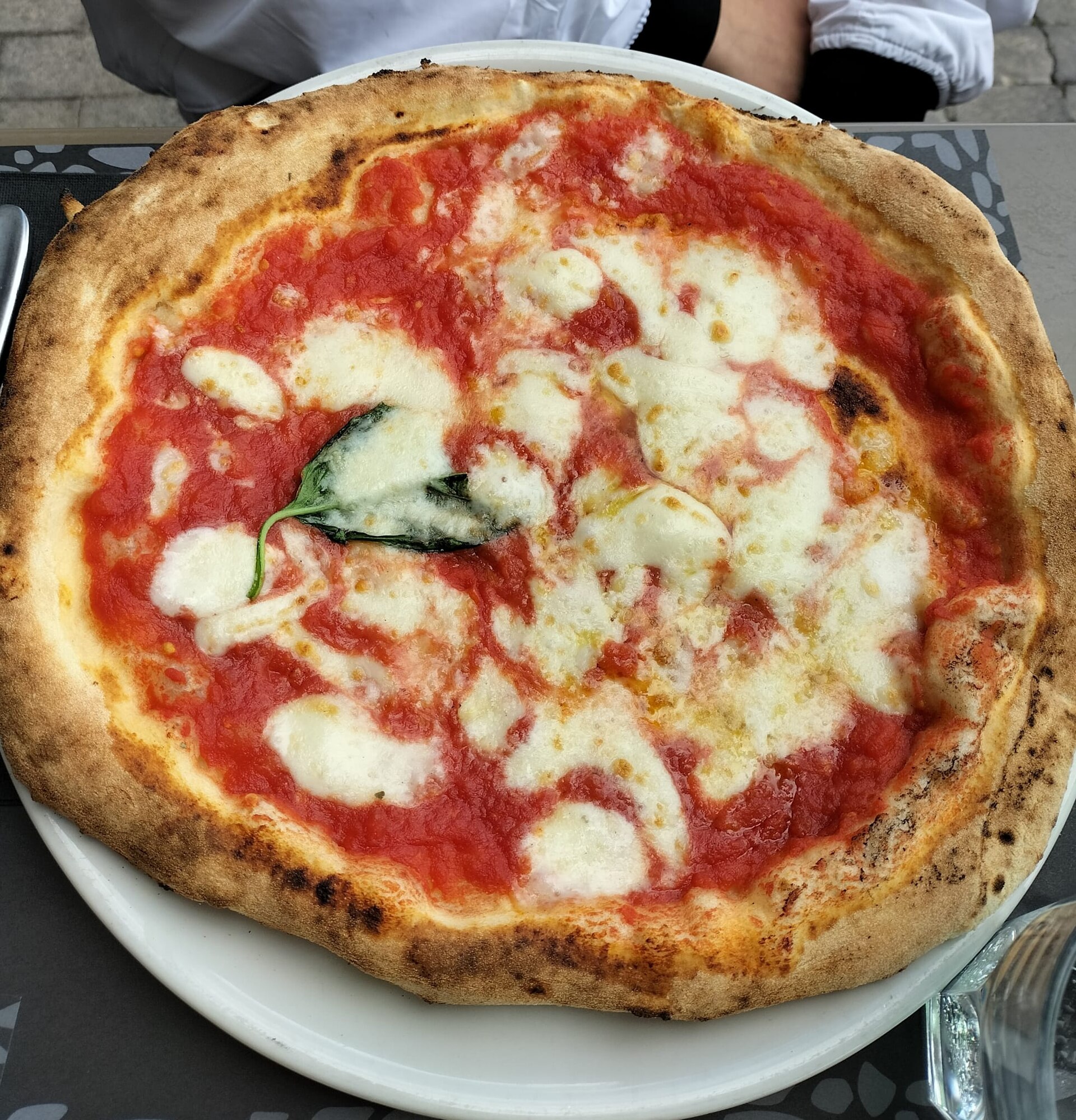 Napoli usulü odun fırınında pişmiş İtalyan pizza