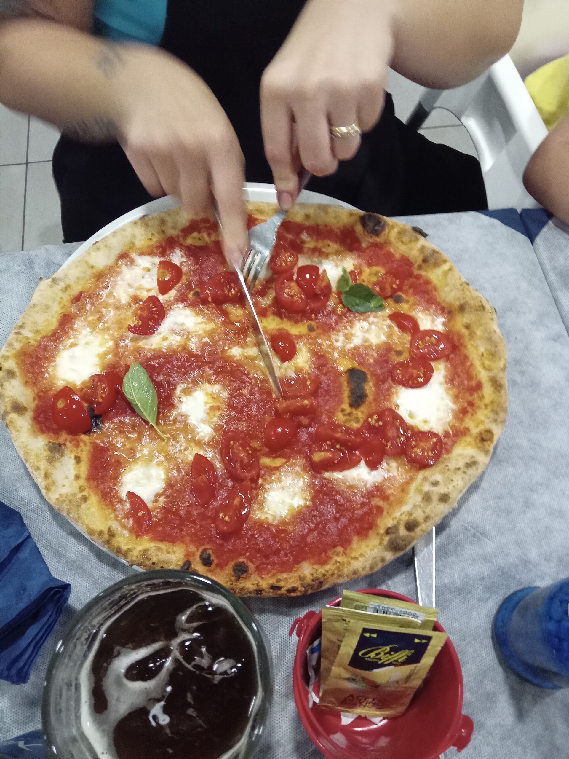 Klasik Pizza Margherita, domates ve mozzarella ile