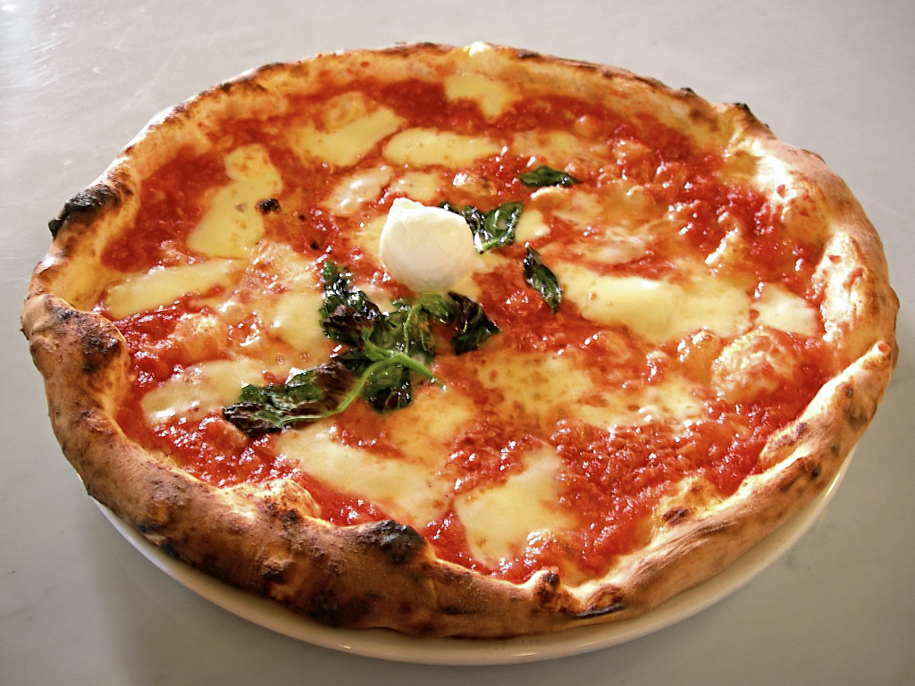 İtalyan taş fırınında pizza pişirme