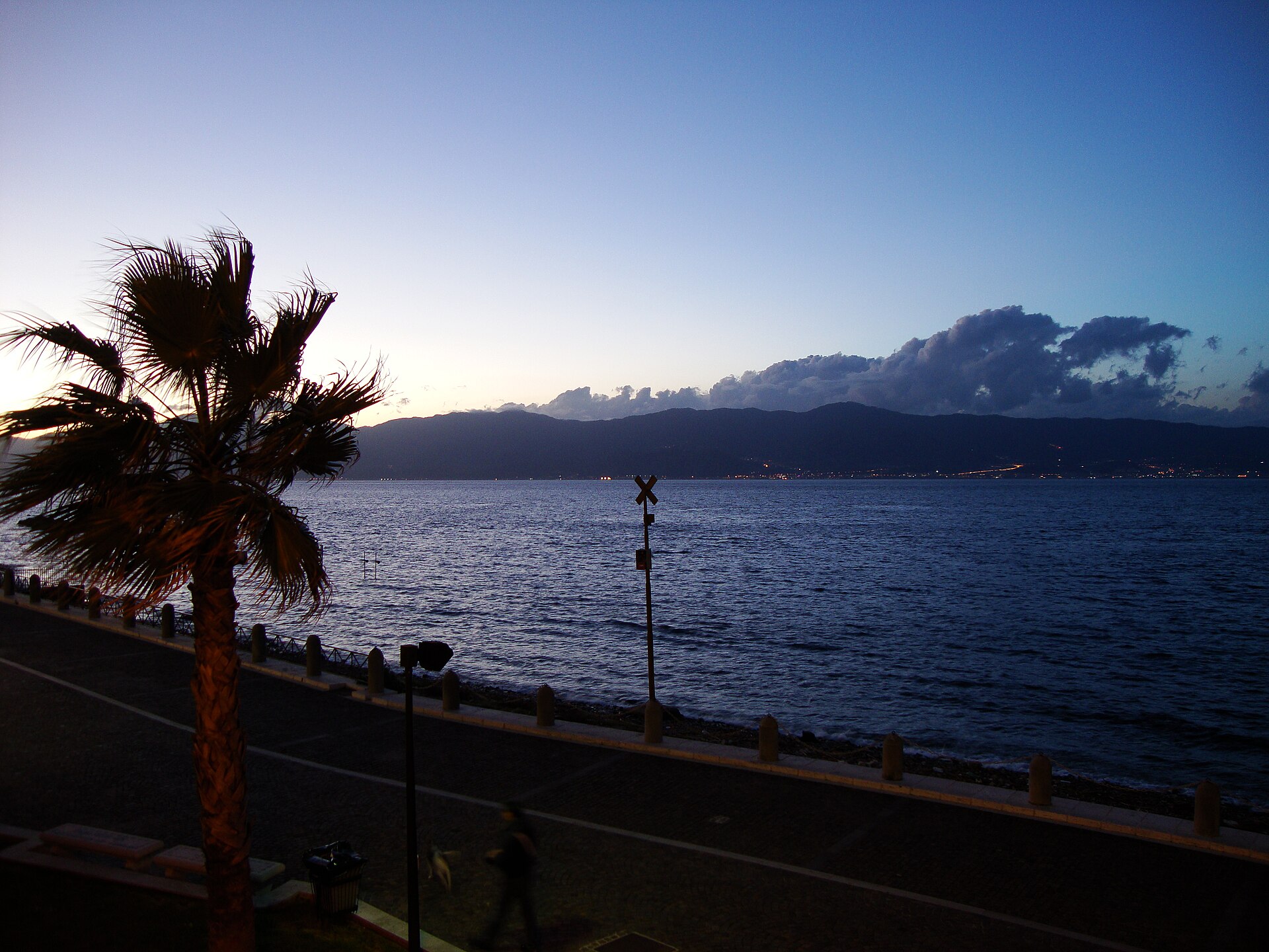 Reggio Calabria'dan Messina Boğazı manzarası