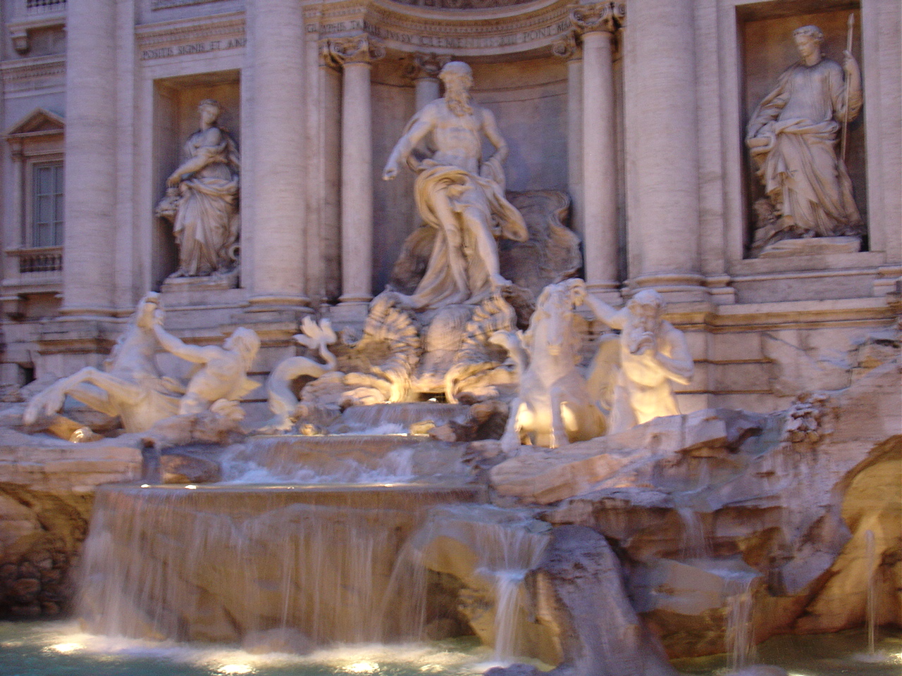 Roma Trevi Çeşmesi veya Navona meydanı