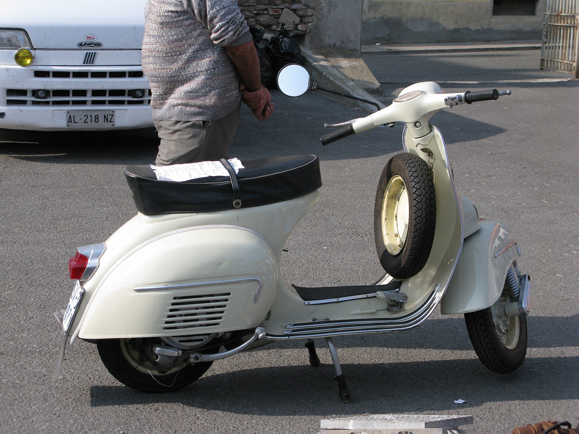 Klasik İtalyan Vespa scooter