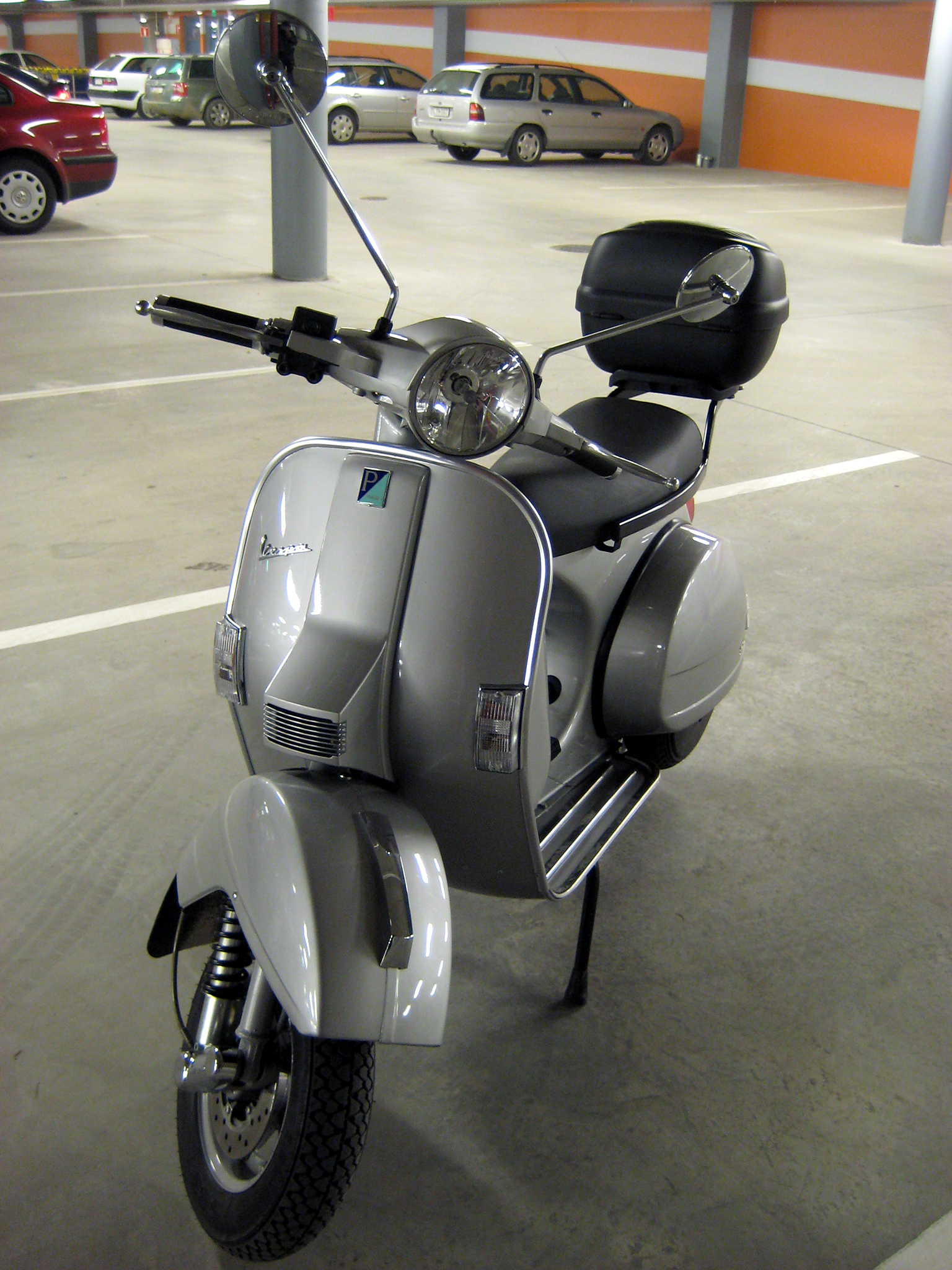 Piaggio Vespa, yan kaportalı gövde